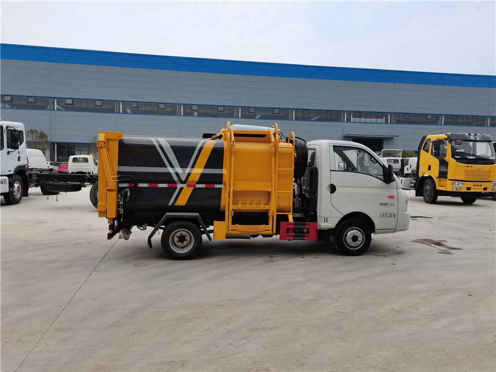 凯马瑞航4.5方蓝牌侧装压缩垃圾车