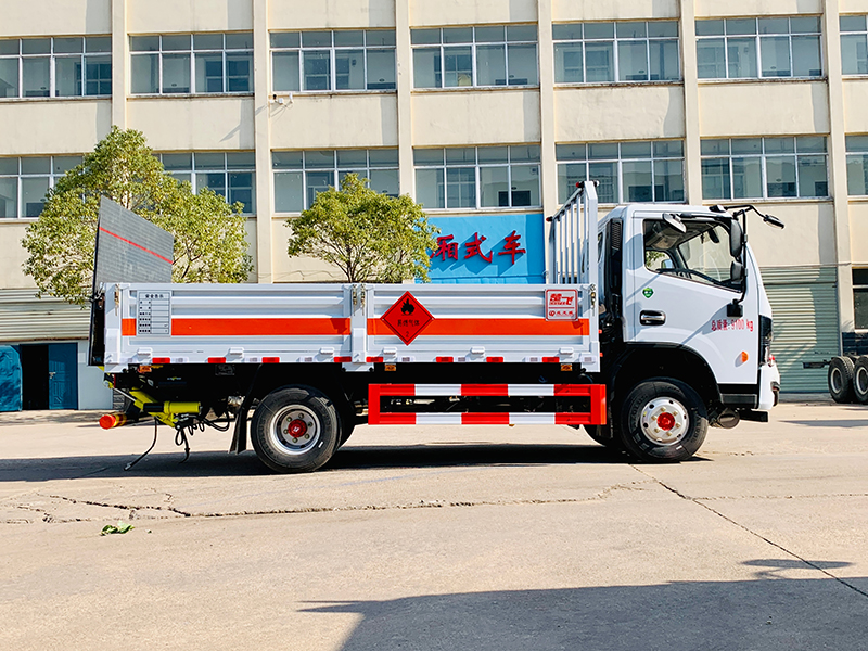 东风4.2米黄牌气瓶运输车