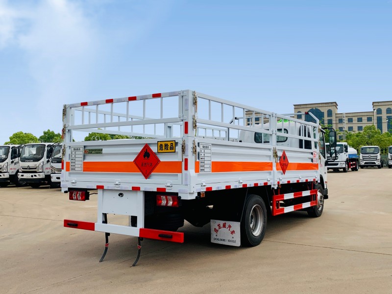 东风柳汽5.2米L2气瓶运输车