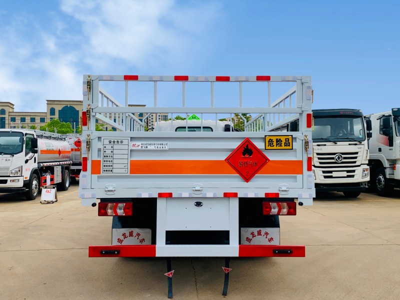 东风柳汽5.2米L2气瓶运输车